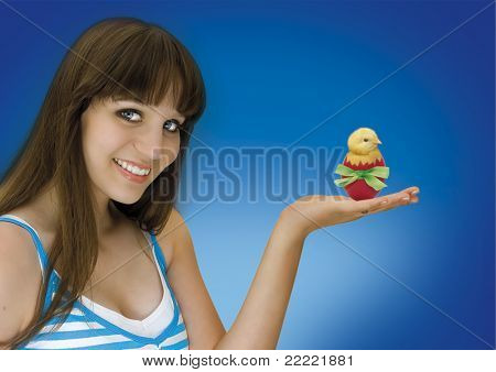 부활절 달걀에서 병아리와 예쁜 소녀