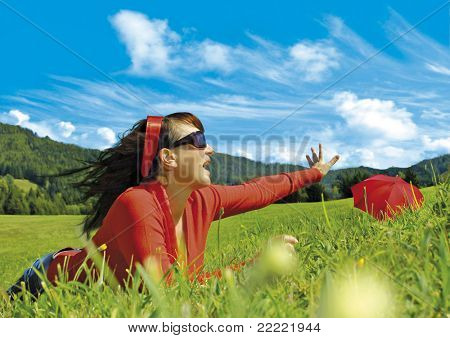 Mädchen mit roten Regenschirm auf einer Wiese. Schlüsselwort für diese Sammlung 