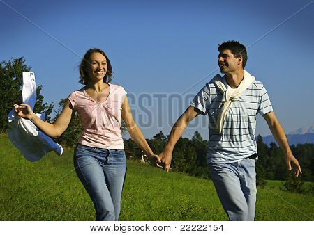 genç oyuncu çift üzerinde bir summerday.