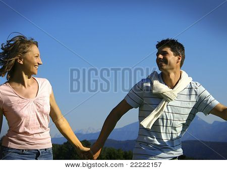 genç oyuncu çift üzerinde bir summerday.