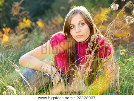 bir sonbahar-çayır güzel kız