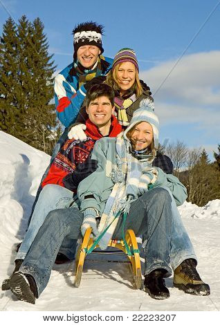 amici divertirsi in inverno