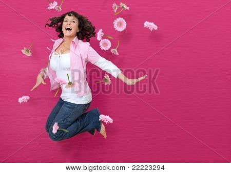 แนวคิดสปริง - สาวขี้เล่นกับดอกไม้และผนังสีชมพู