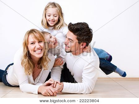 makea nuori perhe hauskaa kotimaassaan kerroksessa