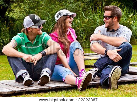 trois adolescent passer ensemble les loisirs