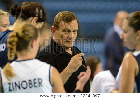 DEBRECEN, Ungheria - 8 luglio: Arie Selinger (C) (allenatore squadre israeliane) in azione a un CEV europeo Le