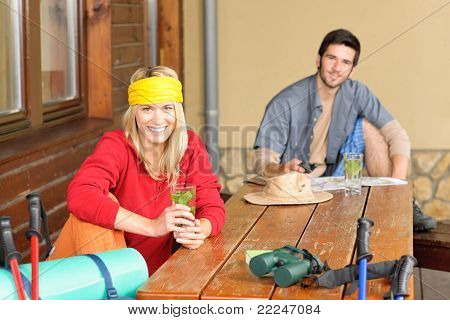 Tramping genç çift ahşap tablo tarafından dinlenmek