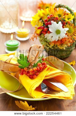 Осенний настройку место с корзиной Осенние цветы