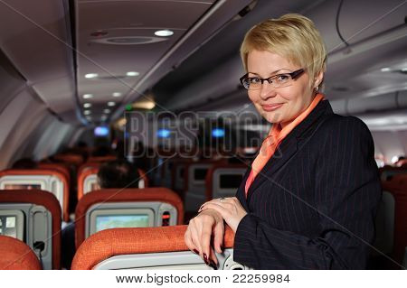 Hostess vicino poltrone nel piano di posa