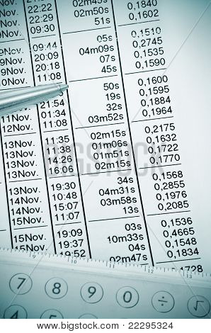 primer plano de una cuenta de teléfono con un bolígrafo para comprobarlo