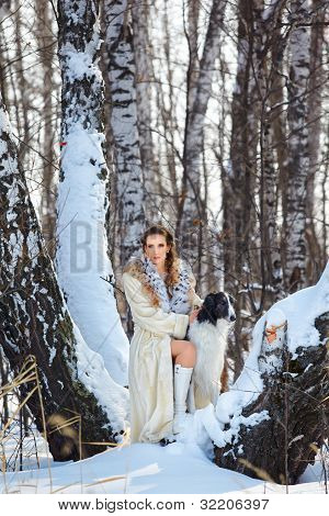 Kvinde med Ulvehund udendørs