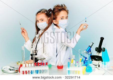 两个孩子做科学实验。教育。