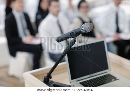 bærbar pc til virksomheder og microphotone på podiet på seminaret konference uddannelse
