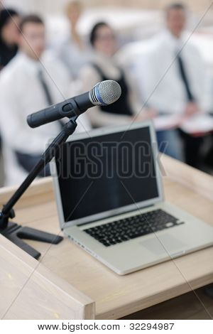 bærbar pc til virksomheder og microphotone på podiet på seminaret konference uddannelse