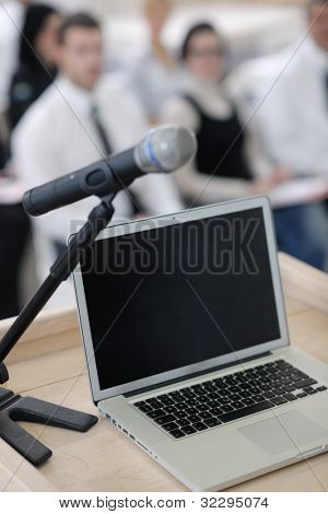 bærbar pc til virksomheder og microphotone på podiet på seminaret konference uddannelse