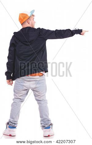 teljes hossza hátsó nézet képe egy fiatal férfi mutat, és keresi az ő oldalára, fehér háttér