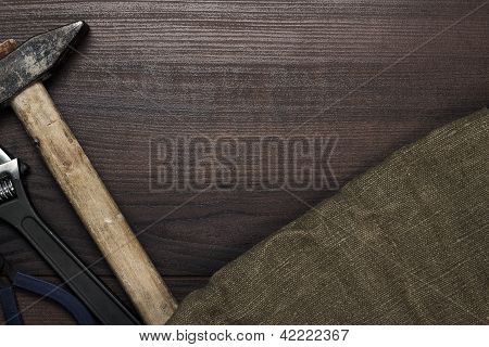 strumenti di costruzione sul tavolo in legno