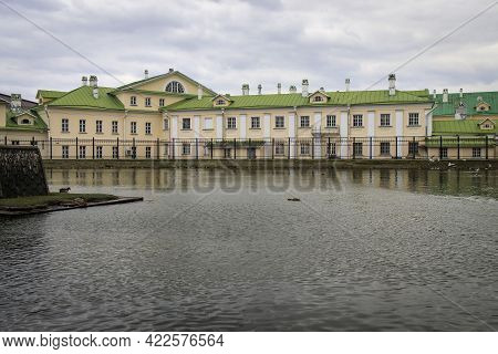 Sergiyev Posad, Moscow Region, Russia - 10.05.2021 White Pond In Sergiev Posad On A Foggy Spring Day