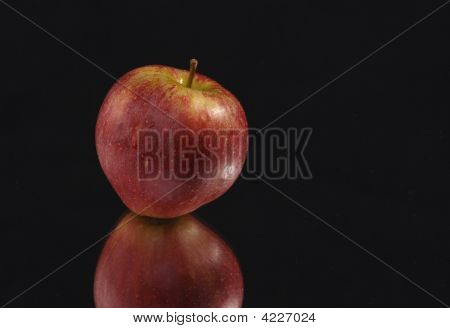 Apple на черном фоне
