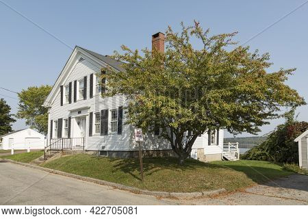 Wiscasset, Usa - September 16, 2017: Old Wooden Historic House In Wiscasset, Usa.
