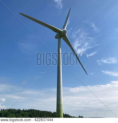 Windkraft Energie Anlage Mit Blauem Himmel Und Sonnenschein.
