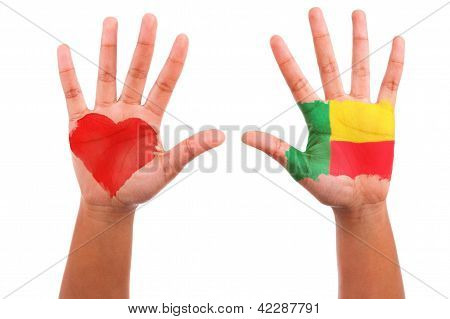 Africano le mani con un cuore dipinto e bandiera Beninian, amo il concetto di Benin