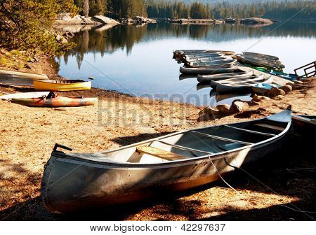 båd på søen i Siera Nevada, Californien