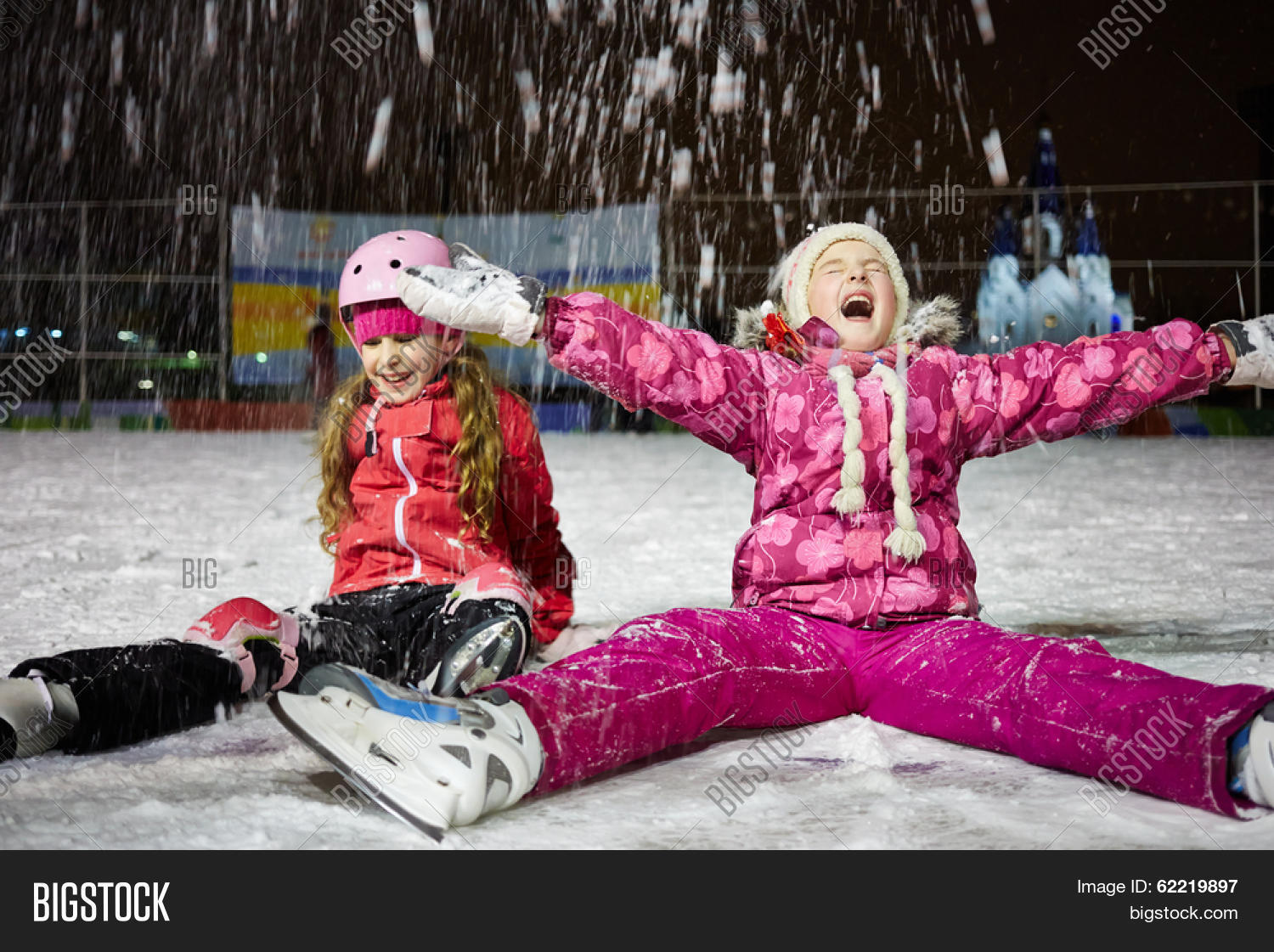 Подросток на коньках. Девушка катается на коньках. Девушка на коньках. Девушка катается на коньках. Кататься на льду.
