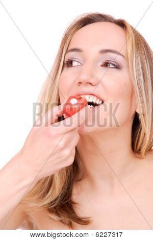 Donna attraente con una torta