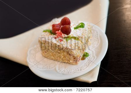 위에 딸기와 나폴레옹