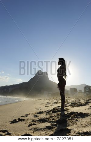 Silhouette egy szexi nő, a strandon, Rio De Janeiro