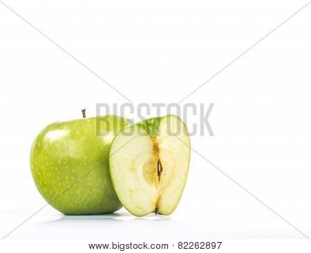 Green apple with one cuted on quarter