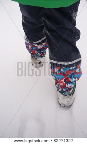 Child´s feet and snow in winter