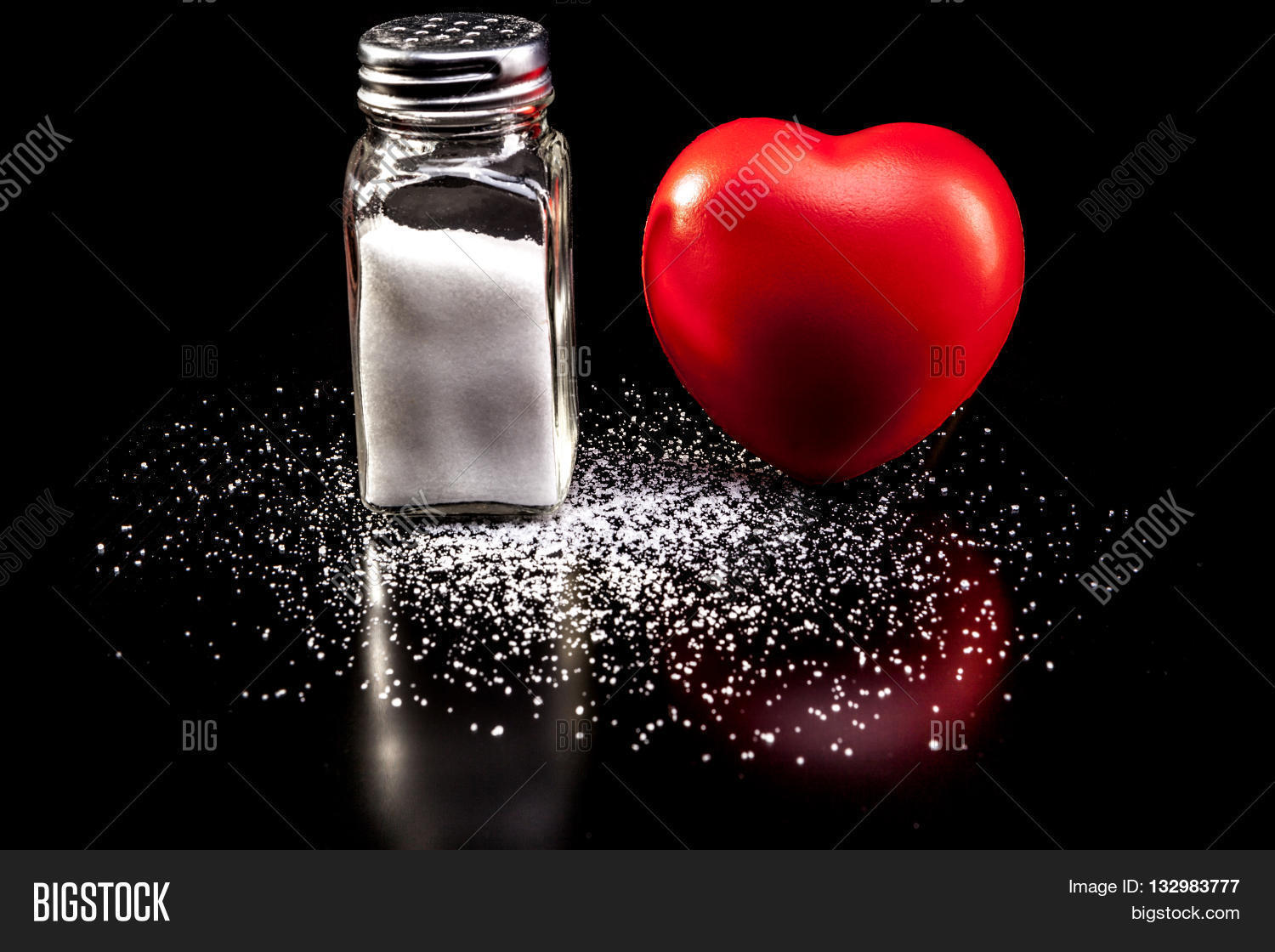 Сердечная соль. Сахарок с сердечком. Горсть соли на черном фоне. Сердечная соль. Сердечная соль.