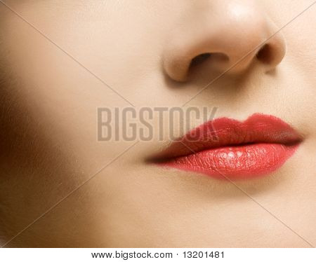 ใบหน้าของผู้หญิงที่สวยงามกับริมฝีปากสีแดง