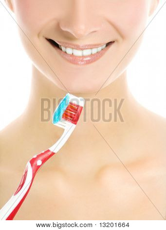 Gyönyörű fiatal nő arcát egy fogkefével elszigetelt fehér background