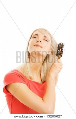 Bella mujer peinándose