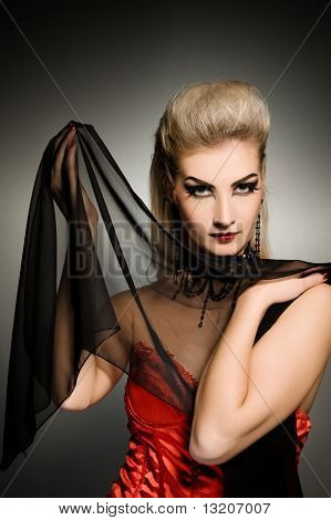 Donna sexy vamp con acconciatura creativa
