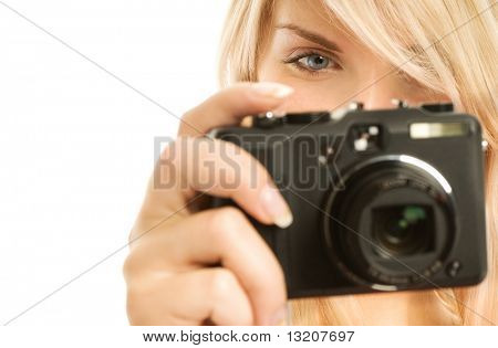 Bella donna sorridente con la macchina fotografica digitale. Isolated on white background