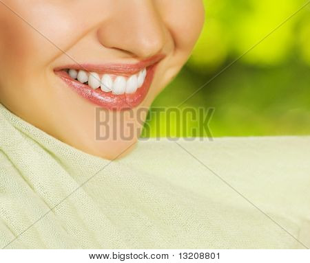 Hermoso primer plano de mujer sonriente