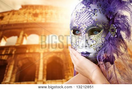 Bella donna davanti al Colosseo (Roma, Italia)