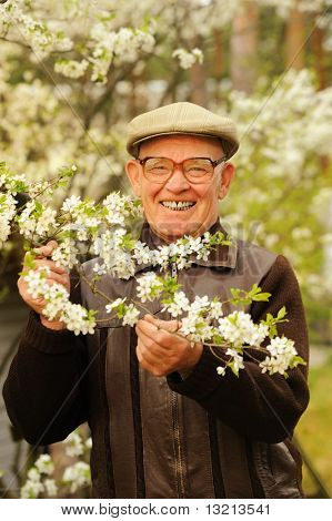 Gelukkig bejaarde man in de tuin
