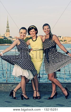 Három gyönyörű nő a szabadban