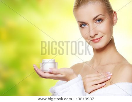 그녀의 바디에 보습 크림을 적용 하는 여자