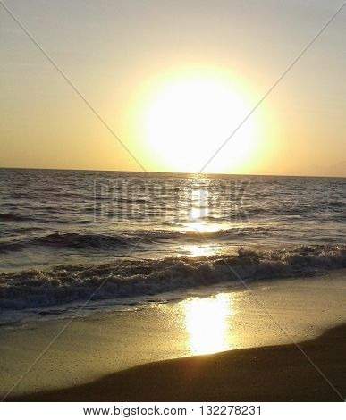 Tramonto in spiaggia con Sole che cade nel mare