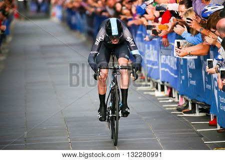MELBOURNE, AUSTRALIA - FEBRUARY 3: Chris Froome sprints to the finish line on the Prologue stage on the first day of the Jayco Herald Sun Tour 2016