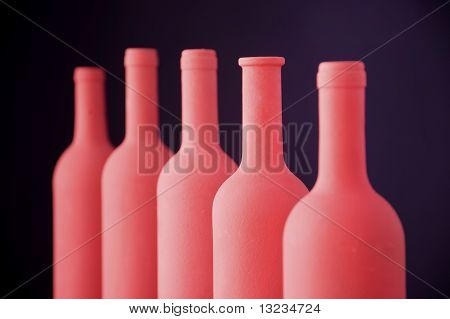 Botella refinada con fondo violeta