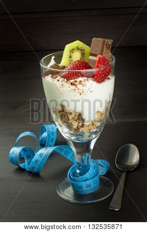 Glasses with yogurt and muesli. Healthy dietary supplements for athletes. Cheerios for breakfast. Muesli and fruit. The diet for weight loss. Muesli to eat. Sweet muesli. Muesli with yoghurt.