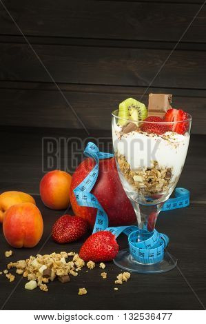 Glasses with yogurt and muesli. Healthy dietary supplements for athletes. Cheerios for breakfast. Muesli and fruit. The diet for weight loss. Muesli to eat. Sweet muesli. Muesli with yoghurt.
