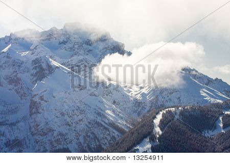 在冬天，意大利雪下的高山...